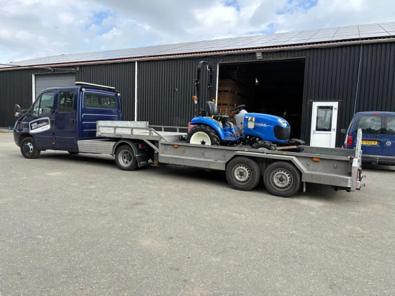 New Holland Boomer 25 voor Mts. Sinke New Holland Boomer 25 op de trailer